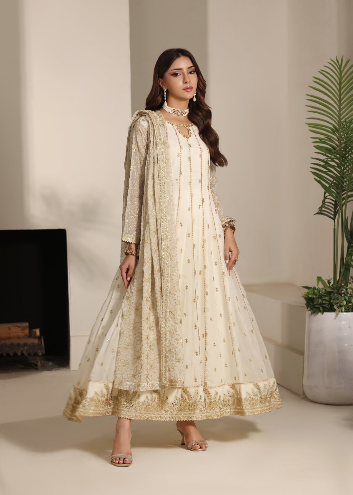 Noor Off White