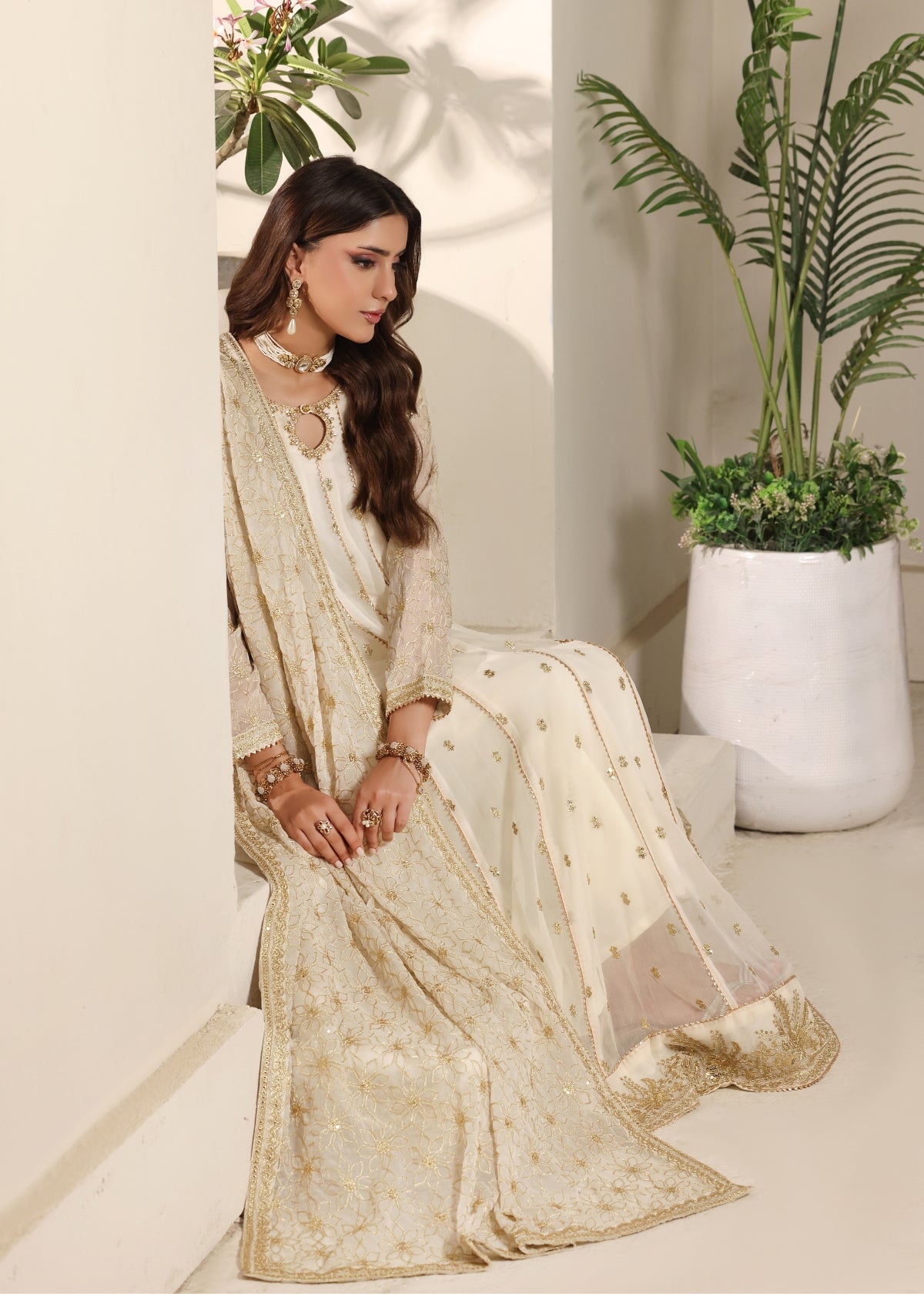 Noor Off White