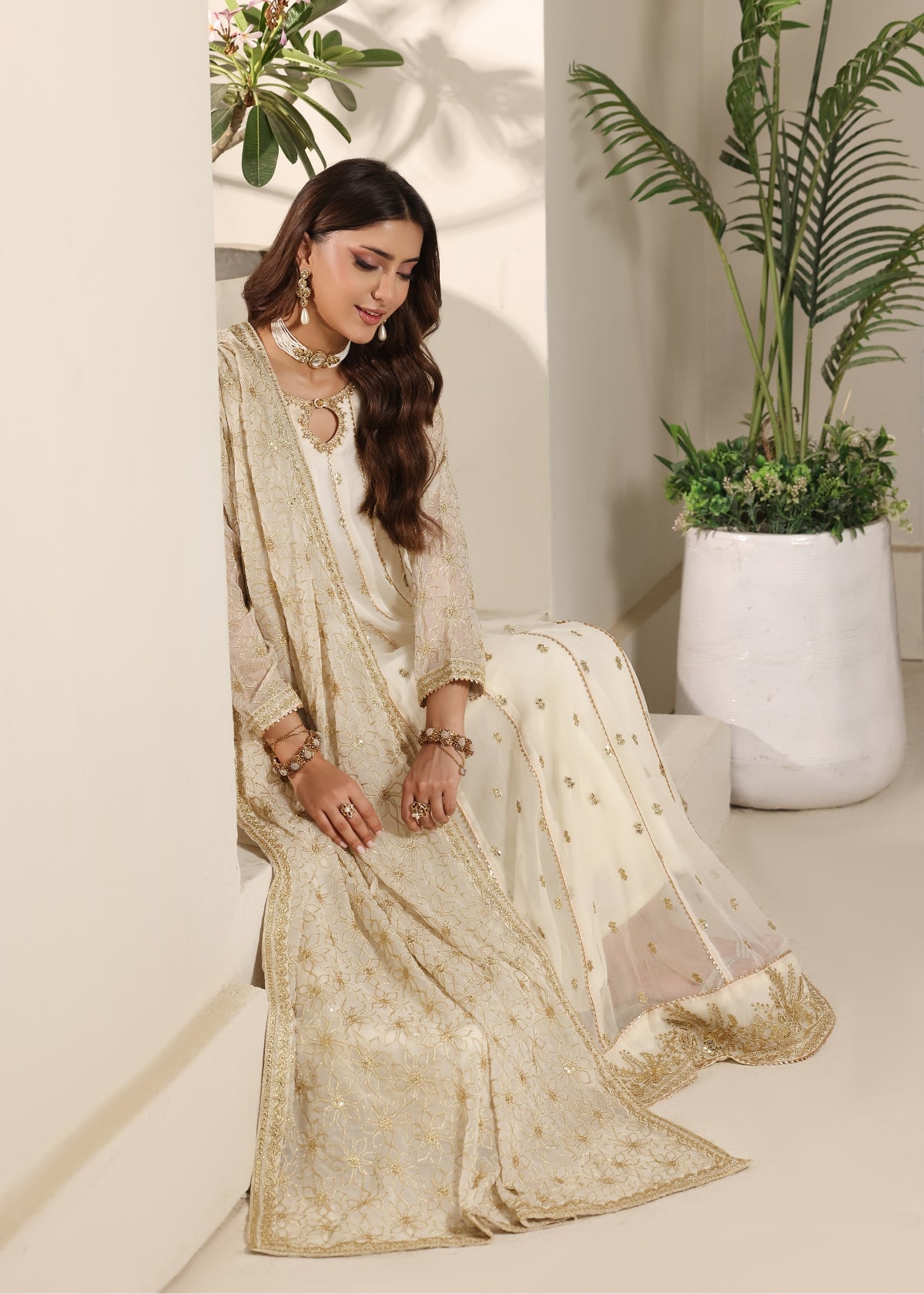 Noor Off White
