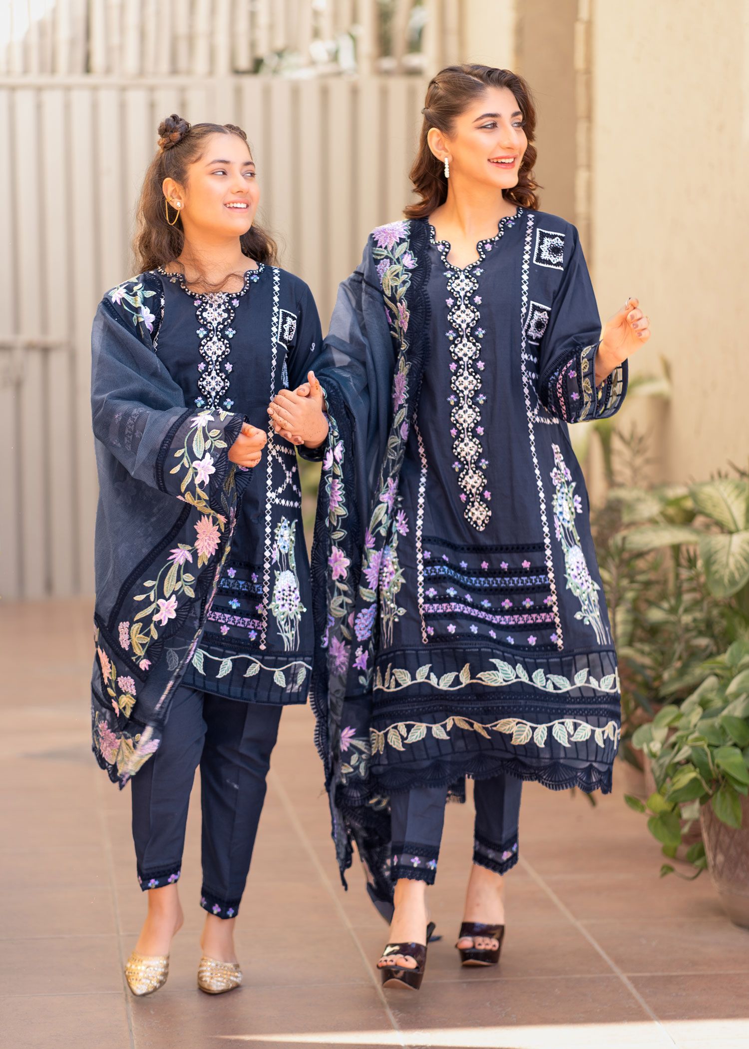 Manzar Navy Blue